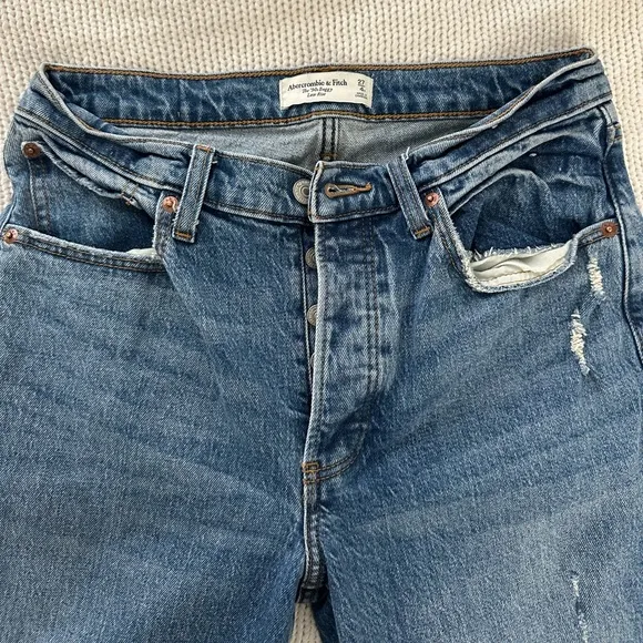 Abercrombie 90’s Baggy Low Rise Jeans in Dark Destroy Wash Size 27/4R