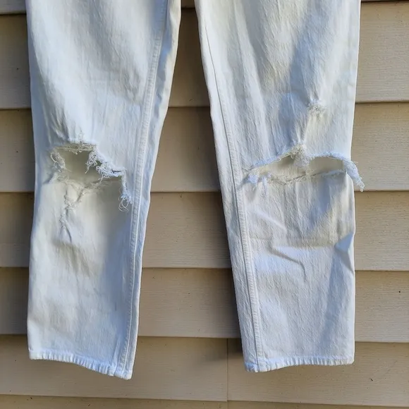 Abercrombie &amp; Fitch White Distressed Jeans. Size 4/27. High-rise.