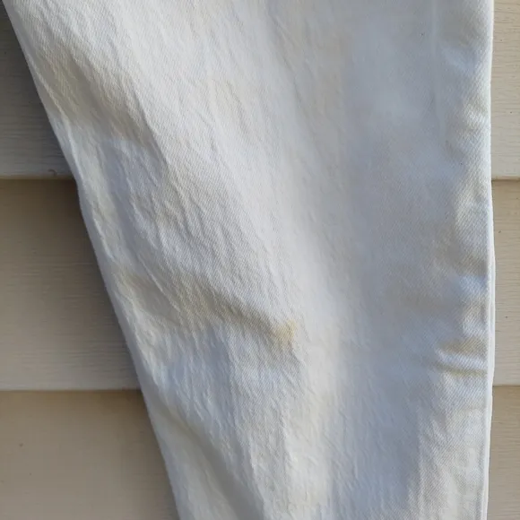 Abercrombie &amp; Fitch White Distressed Jeans. Size 4/27. High-rise.