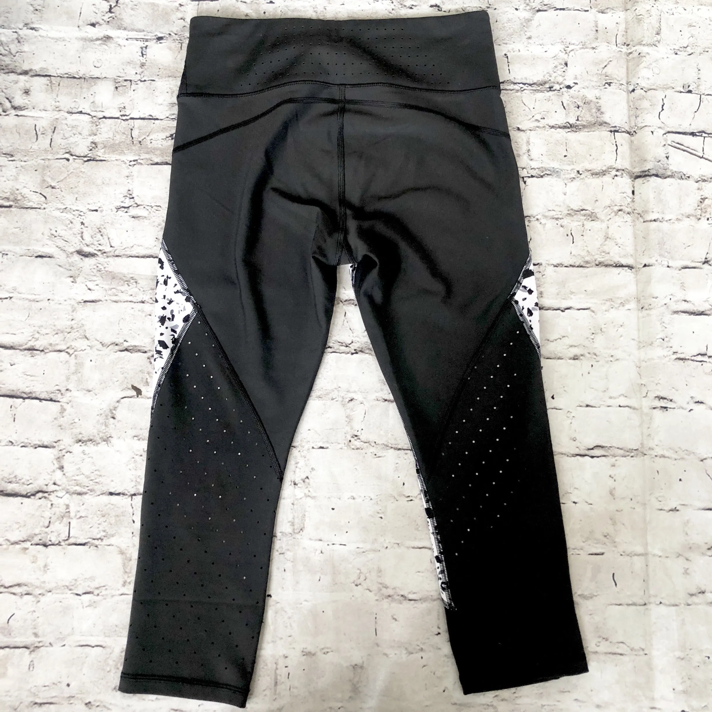ATHLETA Black & White Capri Cropped Leggings Size M