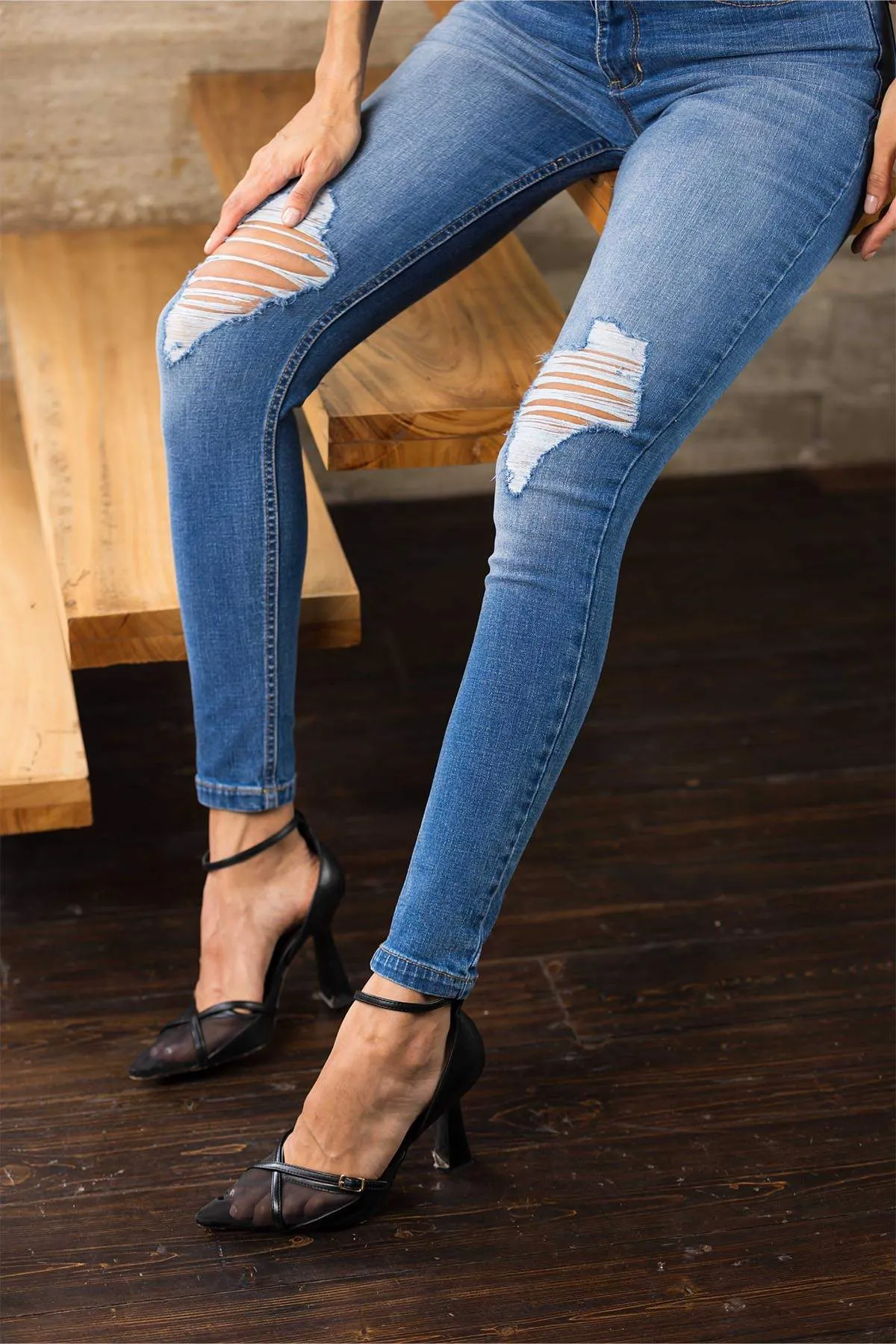 distressed skinny jean