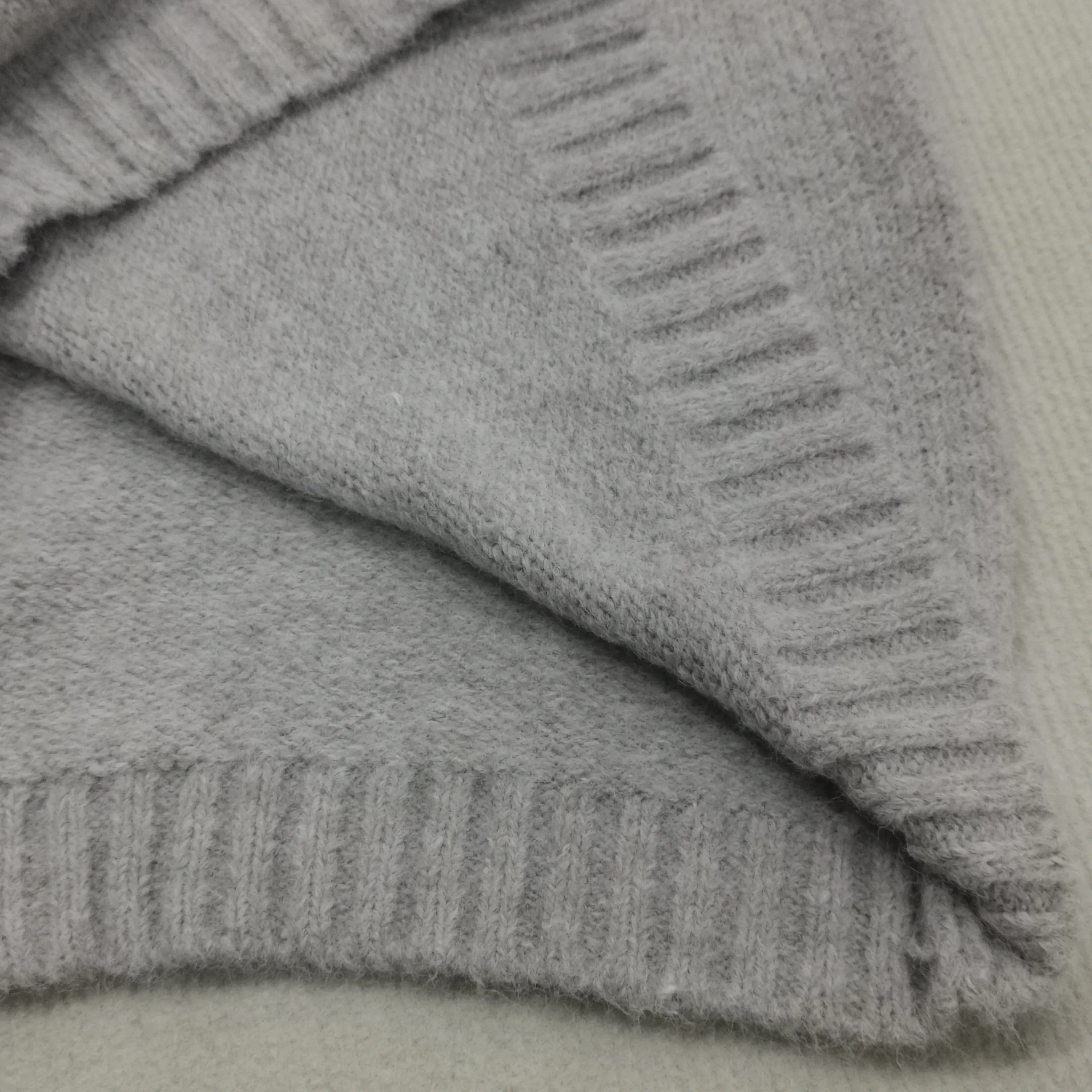 FallStil - Oversize Pullover mit elfenbeinfarbener Taschenfront