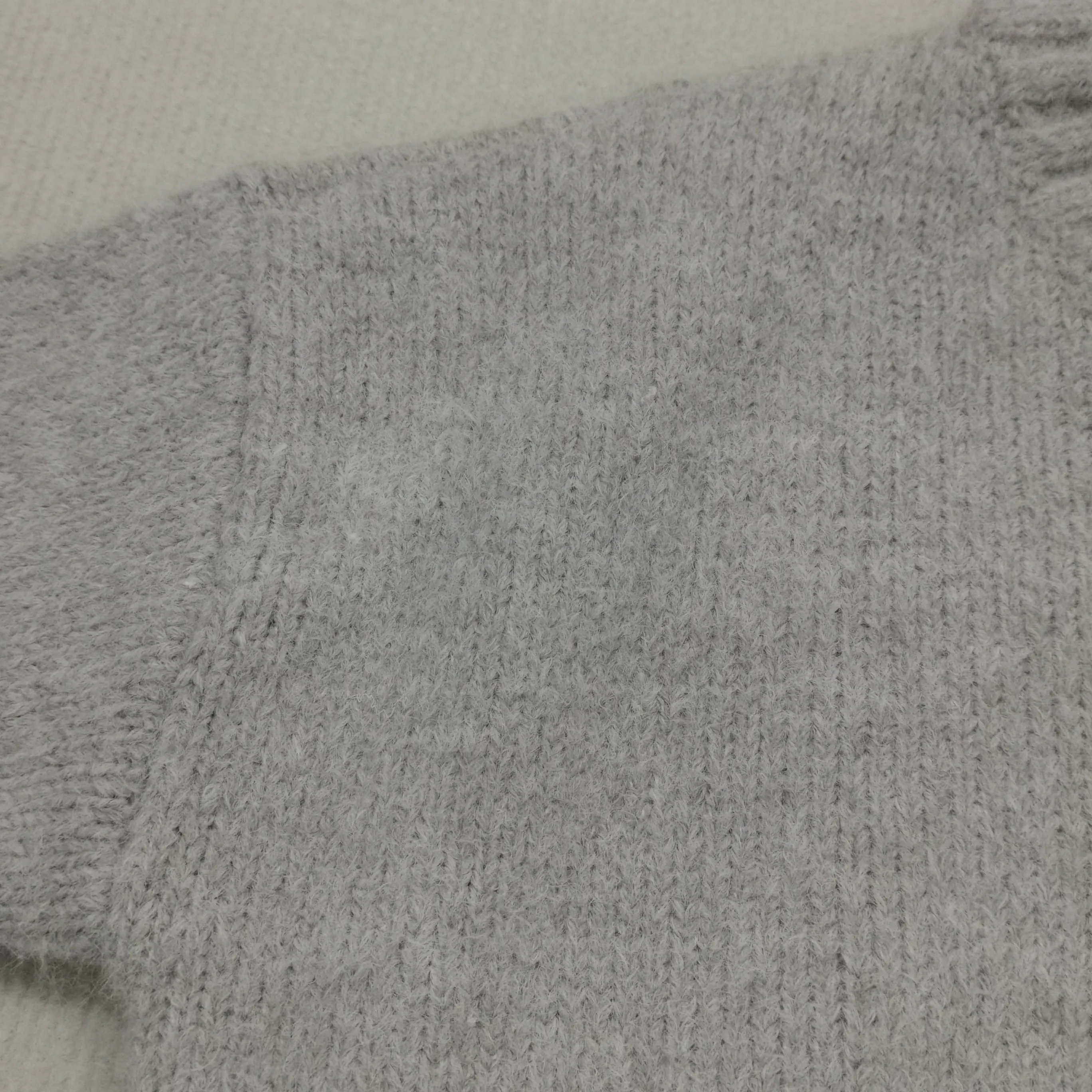 FallStil - Oversize Pullover mit elfenbeinfarbener Taschenfront