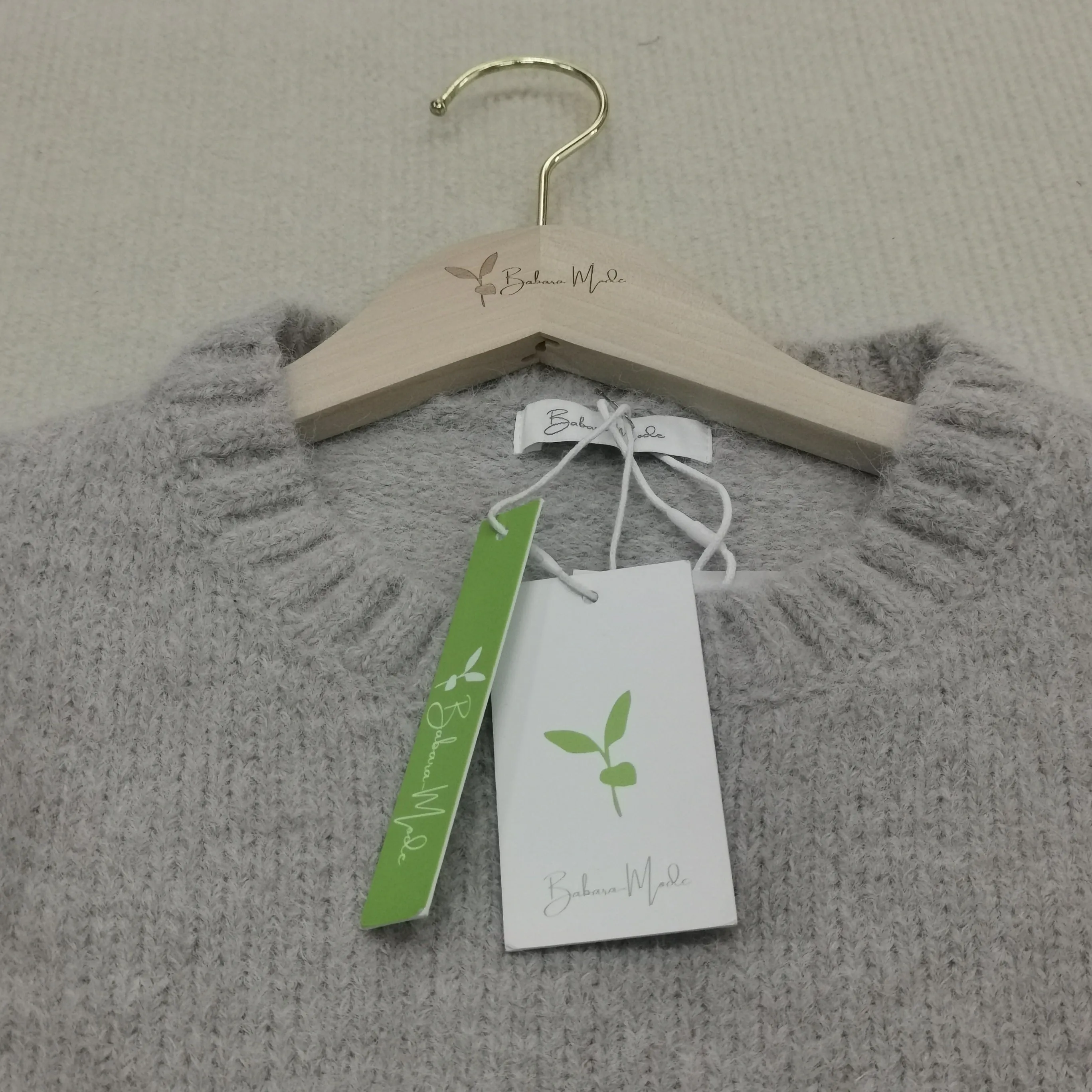 FallStil - Oversize Pullover mit elfenbeinfarbener Taschenfront