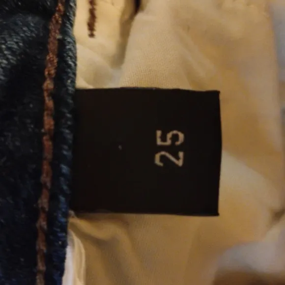 Flying Monkey NWT black lable jeans, size 25. Great fit and style. Distressed.