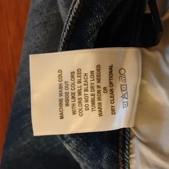Flying Monkey NWT black lable jeans, size 25. Great fit and style. Distressed.