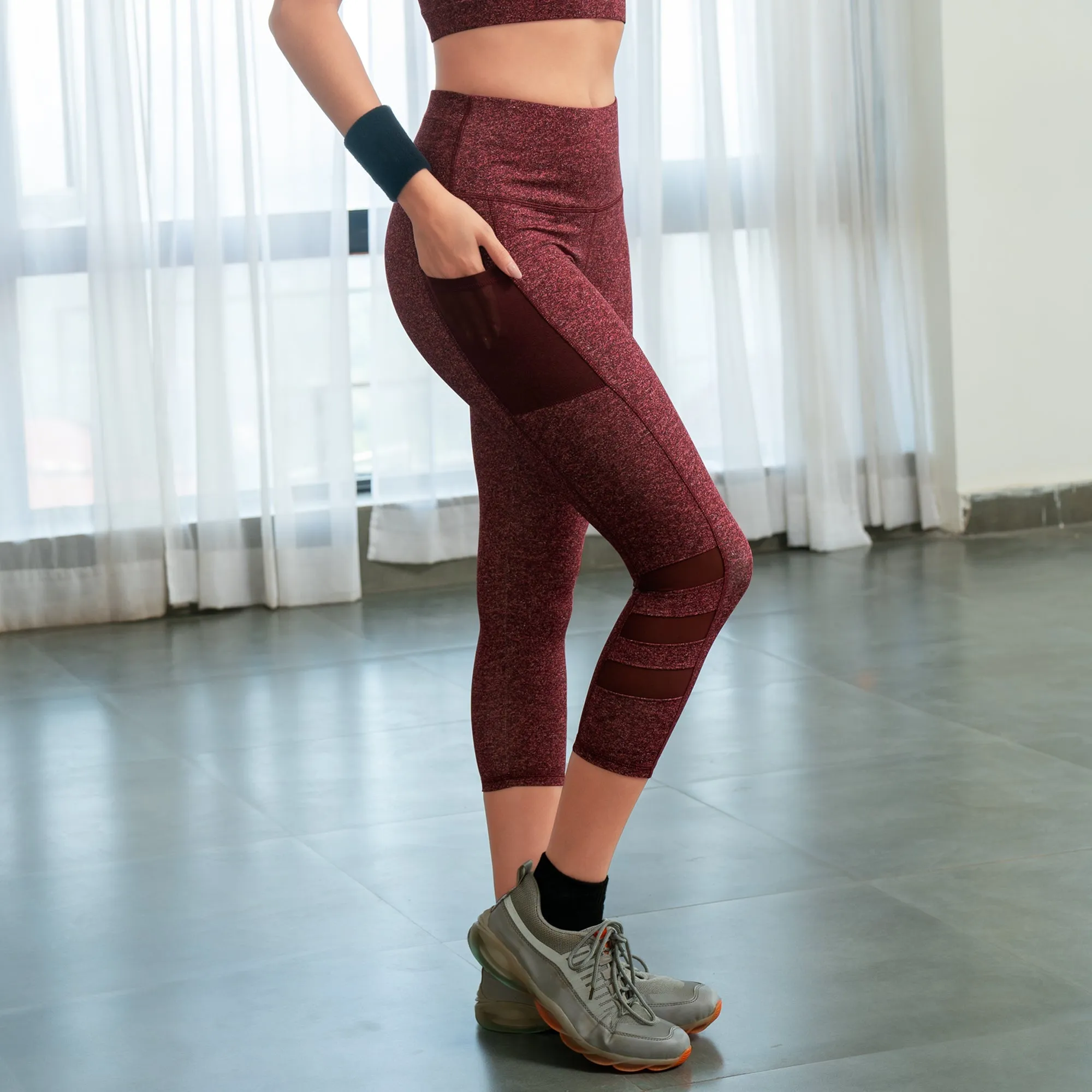High waist 3/4th Length Capri Sports Leggings with Mesh Side Pockets