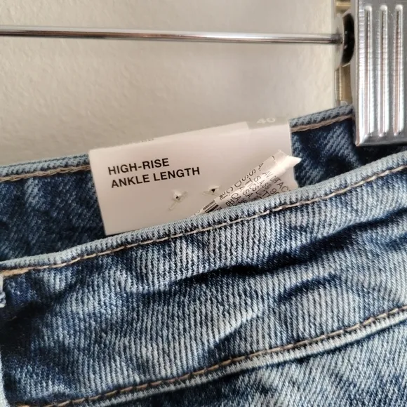 Zara Classic Mom Fit Distressed high rise ankle length jeans