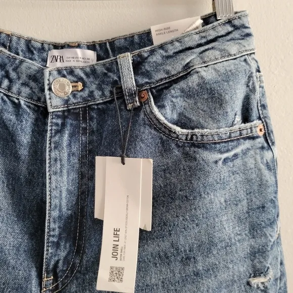 Zara Classic Mom Fit Distressed high rise ankle length jeans